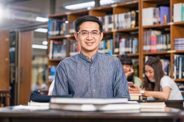 Retrato Professor Asiático Sentado Biblioteca Sala Aula Educação Universitária Volta — Fotografia de Stock