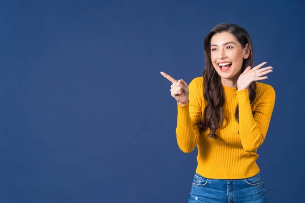 Šťastný Mladý Usměvavý Asijské Žena Prst Ukazující Reklamu Vzrušeným Emoce Royalty Free Stock Obrázky