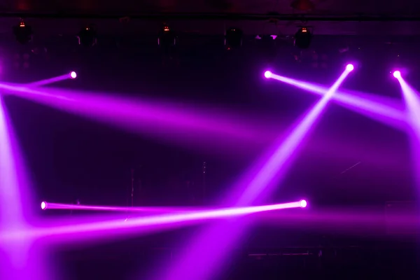 Abstract Blurred Photo Spotlight Stage Conference Hall Nightclub Silhouette Audience — Stock Photo, Image