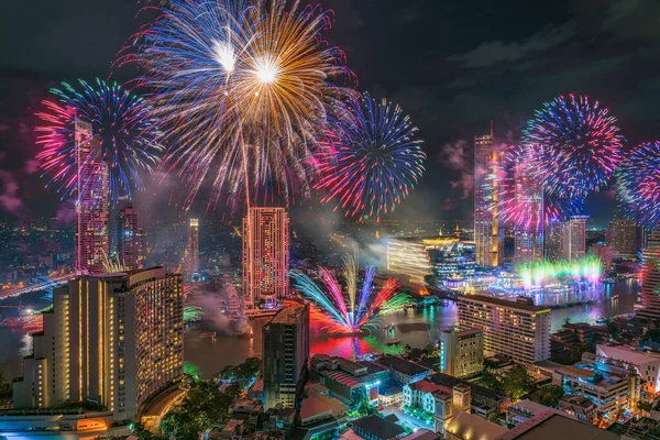 Fantastyczne Wielokolorowe Fajerwerki Eksploduje Nad Rzeką Bangkok Cityscape Uroczystości Architektura — Zdjęcie stockowe