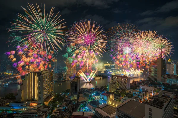 Fantastyczne Wielokolorowe Fajerwerki Eksploduje Nad Rzeką Bangkok Cityscape Uroczystości Architektura — Zdjęcie stockowe