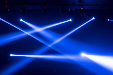 Konferans salonunda ya da gece kulübünde sahne ışıklarının bulanık fotoğrafı, restoran, seminer ve parti ortamındaki siluet seyirci ya da müşteri, mutlu yıllar ve mutlu noeller konsepti