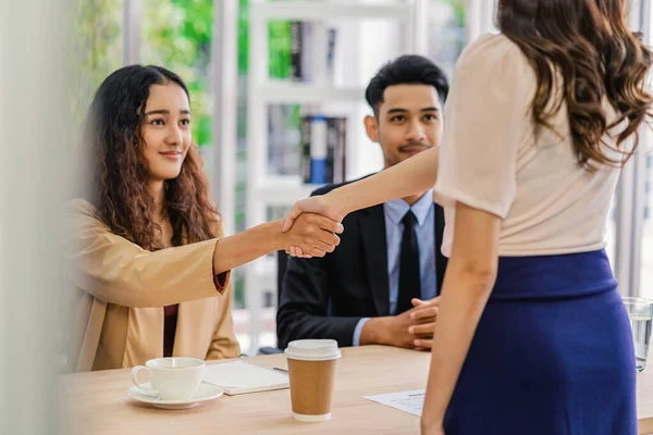 Closeup Handdruk Interview Overeenkomst Tussen Jonge Aziatische Vrouw Twee Manager Rechtenvrije Stockfoto's