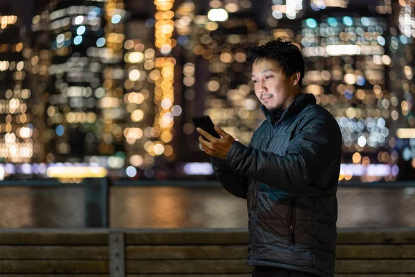 Hombre Asiático Vistiendo Traje Abrigo Usando Teléfono Móvil Inteligente Con —  Fotos de Stock