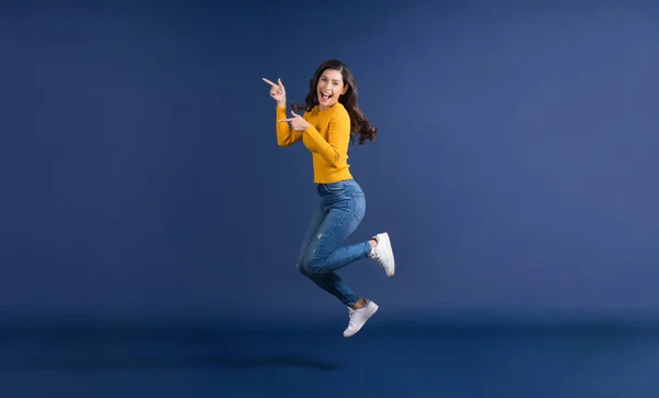 Renkli Sarı Elbiseli Mutlu Bir Asyalı Kadın Atlıyor Mavi Arka — Stok fotoğraf