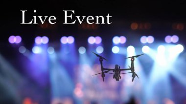 Konser kalabalığının videosu için uçan Drone 'un yakın çekim silueti ve konferans salonundaki spot ışıklarının bulanık fotoğrafı, müzikal ve konser konsepti