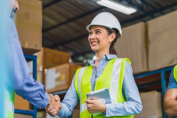 Manager Magazzino Mano Stretta Lavoratore Con Assistente Manager Donna Nel — Foto Stock