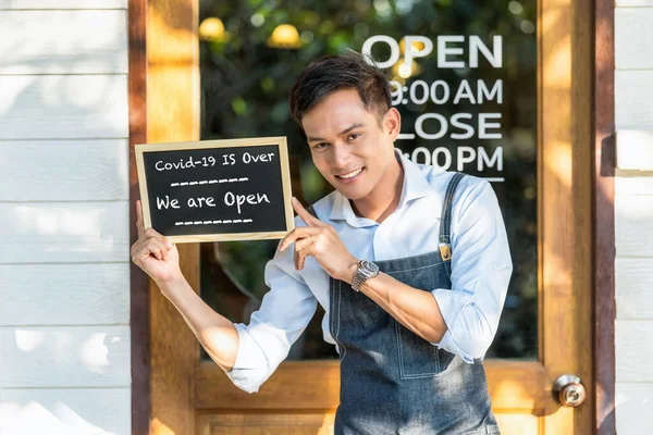 Aziatische Partner Kleine Ondernemer Handen Vasthouden Tonen Het Schoolbord Met — Stockfoto