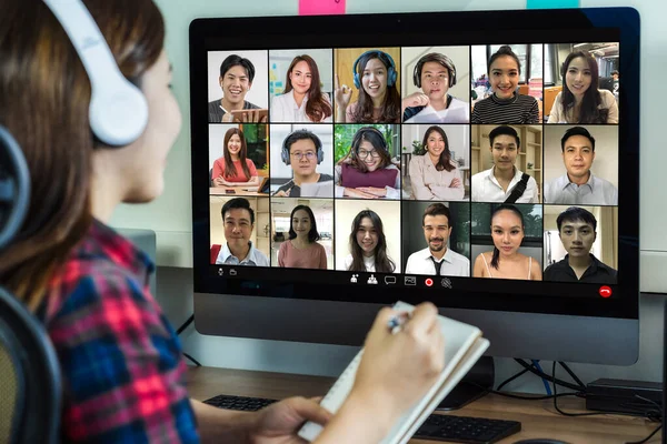 Zadní Pohled Asijské Podnikatelek Pracovní Line Setkání Prostřednictvím Videokonference Kolegou — Stock fotografie