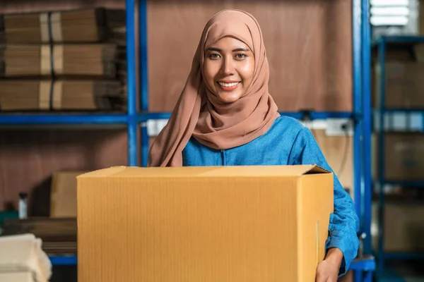 Portret Van Moslim Arbeidersvrouw Met Kartonnen Doos Lokaal Magazijn Partner Stockfoto