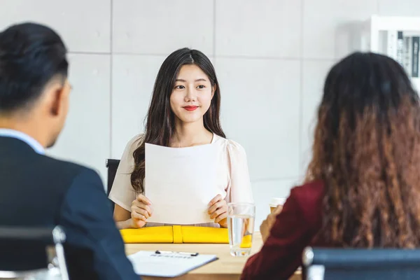 Joven Mujer Asiática Graduada Sosteniendo Documento Curriculum Vitae Preparándose Para —  Fotos de Stock