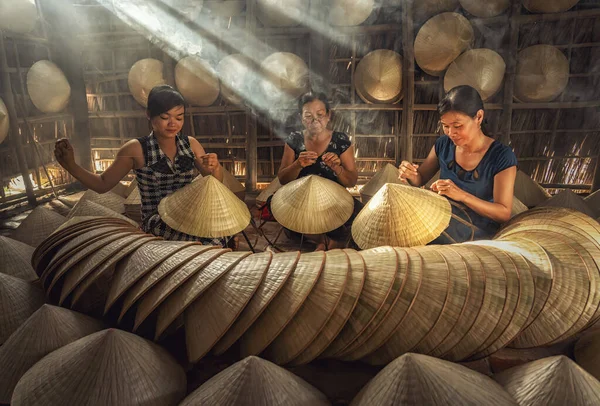 在越南霍奇宁市Ap Thoi Phuoc村的传统住宅中 一群越南女工匠正在制作传统的越南帽 — 图库照片