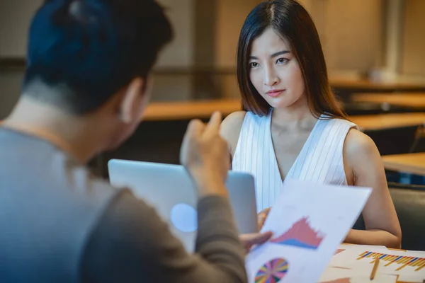 사무실에서의 실수와 개념에 그녀의 얼굴을 가리켜서 위원장 평상복을 아시아인젊은 여성을 — 스톡 사진