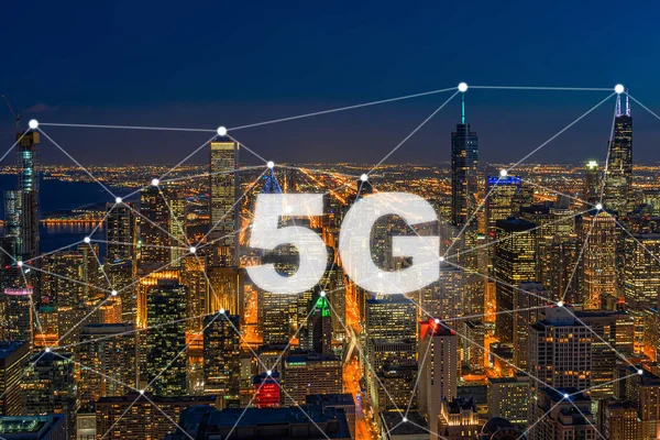5G接続技術がシカゴの街並み 無線技術と集中管理 ネットワーク接続とスマートシティコンセプトとのグローバル通信のトップビューの建物 ロイヤリティフリーのストック画像
