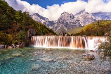 Mavi Ay Vadisi, Yeşim Ejder Karlı Dağı, Lijiang, Yunnan Çin. Sonbahar sezonunda doğa ve manzara. Arka plan, Çin 'in en iyi seyahat merkezlerinden biri. Seyahat ve Turizm konsepti.