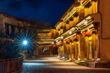 Alacakaranlık vakti Dukezong antik kasabasının manzarası. Çin 'in Yunnan şehrindeki Lijiang şehrinin tarihi merkezidir.. 