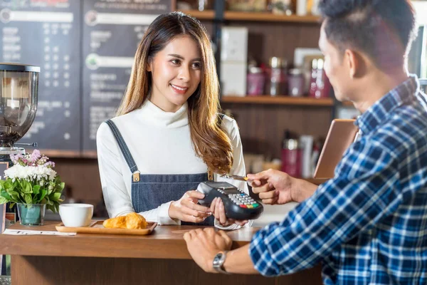 Hombre Cliente Asiático Que Paga Con Tarjeta Crédito Través Tecnología — Foto de Stock