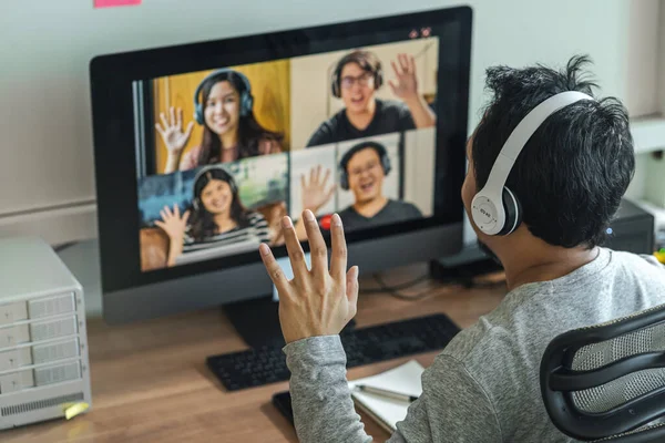 Rückansicht Asiatischer Geschäftsmann Grüßt Mit Teamkollegen Videokonferenz Bei Coronavirus Ausbruch — Stockfoto