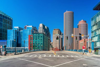 Boston City mavi gökyüzü altında, Massachusetts, ABD şehir merkezi silueti, mimari ve turistli bina, düşük trafik ve konsept reset