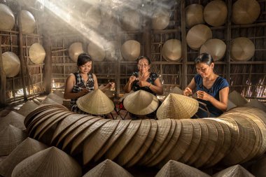 Vietnam 'ın Hochiminh şehrindeki Ap Thoi Phuoc köyünde geleneksel Vietnam şapkalarını yapan Vietnamlı kadın sanatçılar grubu, geleneksel sanatçı konsepti