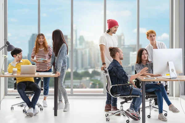 Grupo Retratos Empresários Asiáticos Multiétnicos Com Brainstorming Terno Casual Trabalhando — Fotografia de Stock