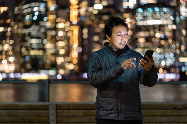 Asijský Muž Obleku Pomocí Chytrého Mobilního Telefonu Úsměvem Akce Přes — Stock fotografie