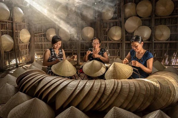 在越南霍奇宁市Ap Thoi Phuoc村的传统住宅中 一群越南女工匠正在制作传统的越南帽 — 图库照片