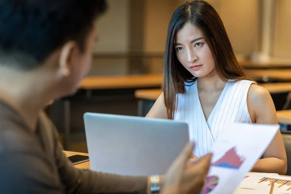 사무실에서의 실수와 개념에 그녀의 얼굴을 가리켜서 위원장 평상복을 아시아인젊은 여성을 — 스톡 사진