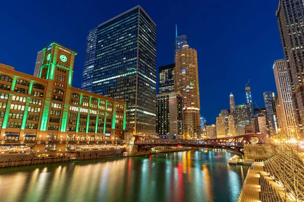 夕暮れ時のシカゴの川沿いの街並のシーン 米国のダウンタウンのスカイライン イリノイ州 アメリカの米国 建築と建物 観光の概念で旅行 — ストック写真