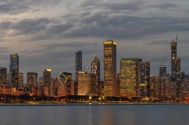 Şikago Cityscape nehir tarafı Michigan Gölü boyunca güzel bir alacakaranlık zamanı, Illinois, ABD, inşaat ve emlak, iş mimarisi ve inşaat, seyahat ve turizm konsepti