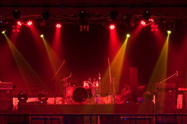 Sahnede sahne ışıkları olan müzik aletleri. Konferans salonunda ya da gece kulübünde ışık huzmesi. Parti ve kutlama., 