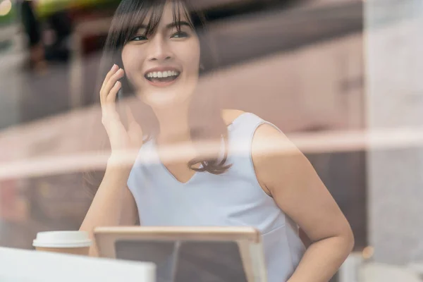 Mujer Asiática Usando Tarjeta Crédito Con Teléfono Móvil Para Compras —  Fotos de Stock