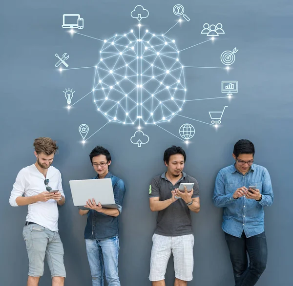 Grupo Empresários Asiáticos Multiétnicos Usando Cada Equipamento Tecnologia Brainstorming Para — Fotografia de Stock