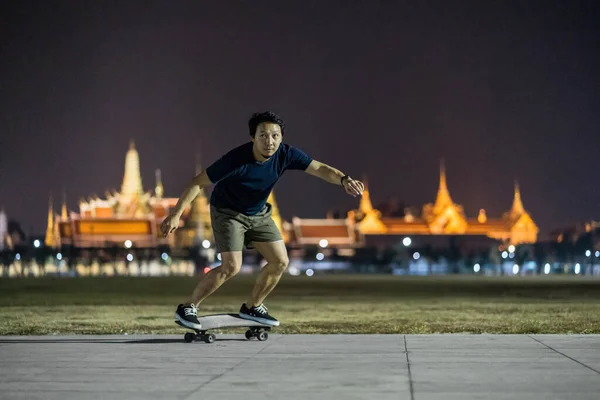 Asiático Homem Alegre Jogando Surfskate Skate Parque Livre Noite Sobre — Fotografia de Stock