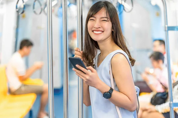 Jonge Aziatische Vrouw Passagier Met Behulp Van Sociaal Netwerk Smart — Stockfoto