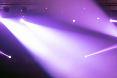 Konferans salonunda ya da gece kulübünde sahne ışıklarının bulanık fotoğrafı, restoran, seminer ve parti ortamındaki siluet seyirci ya da müşteri, mutlu yıllar ve mutlu noeller konsepti