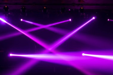 Konferans salonunda ya da gece kulübünde sahne ışıklarının bulanık fotoğrafı, restoran, seminer ve parti ortamındaki siluet seyirci ya da müşteri, mutlu yıllar ve mutlu noeller konsepti