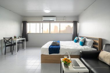Konforlu oturma odası kanepe ve yatak kraliçesi boyutunda, yemek masası, klima ve mobilya, stüdyo odası tipi apartman dairesi veya daire, servis dairesi ve konaklama konsepti