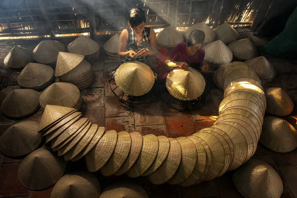 Vue Dessus Deux Sœurs Vietnamiennes Artisan Fabriquant Chapeau Traditionnel Vietnamien — Photo