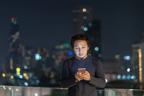 Freelancer Criativo Asiático Usando Telefone Celular Inteligente Com Ação Sorriso — Fotografia de Stock