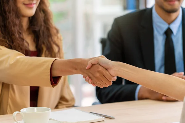 Närbild Handslag När Intervju Mellan Ung Asiatisk Kvinna Och Två — Stockfoto