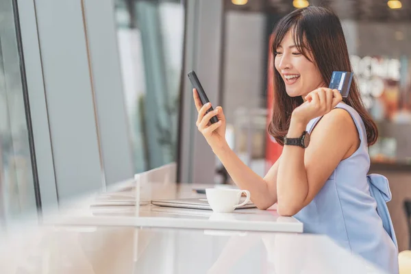 Mulher Asiática Usando Cartão Crédito Com Telefone Celular Para Compras — Fotografia de Stock