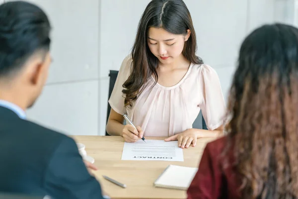 Joven Mujer Asiática Firmando Contrato Con Dos Gerente Con Movimiento —  Fotos de Stock