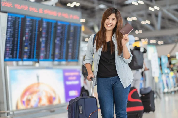 Retrato Viajero Asiático Con Equipaje Con Pasaporte Pie Sobre Tabla — Foto de Stock