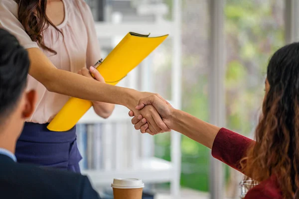 Closeup Handshake Quando Entrevista Entre Jovem Mulher Asiática Dois Gerente — Fotografia de Stock