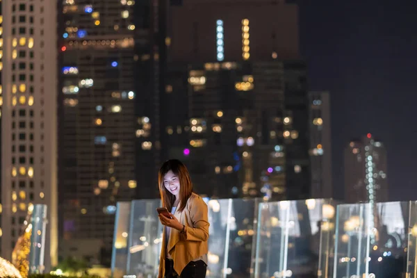 Asiatische Geschäftsfrau Mit Smartphone Und Lächeln Bankenviertel Bangkok River Thailand — Stockfoto