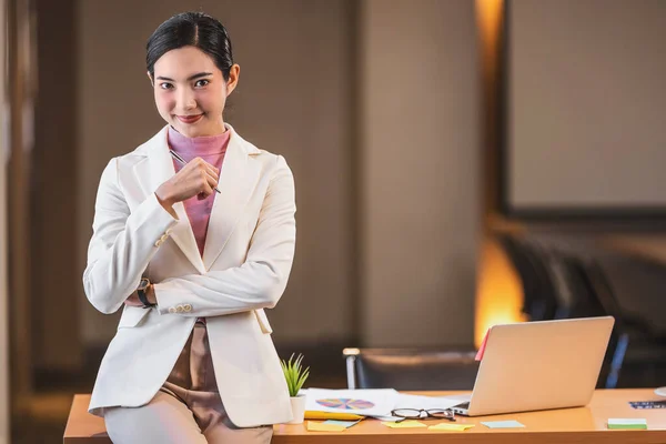 Retrato Mulher Negócios Asiática Terno Formal Sorrindo Escritório Moderno Recursos — Fotografia de Stock