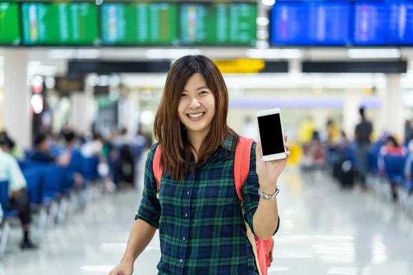 Azjatycki Podróżnik Bagażem Pokazujący Inteligentny Telefon Komórkowy Odprawy Przez Pokład — Zdjęcie stockowe