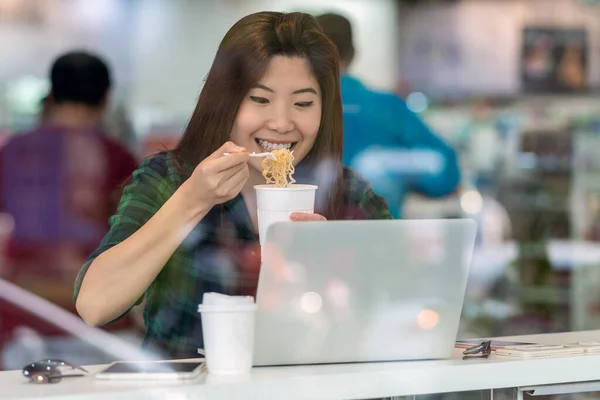 Retrato Mujer Negocios Asiática Traje Casual Comiendo Fideos Con Acción —  Fotos de Stock