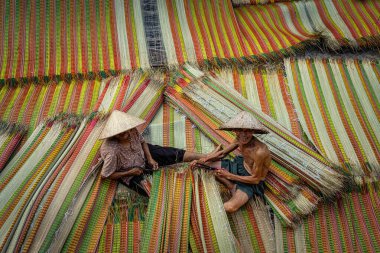 Geleneksel Vietnam hasırlarını yapan eski Vietnamlı bir zanaatçının eski geleneksel köyde Dinh yen, dong thap, Vietnam, gelenek sanatçısı konsepti